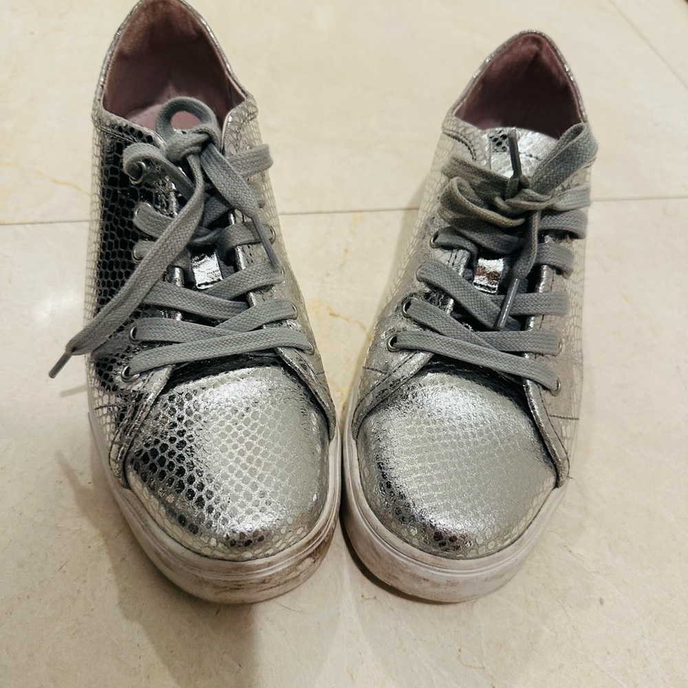 Blackstone Silver Metallic Snake-Embossed Low-Top Sneakers Size 9